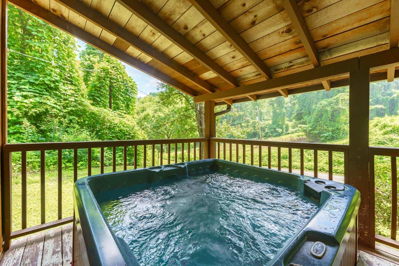 hot tub at sevierville tn cabin rental